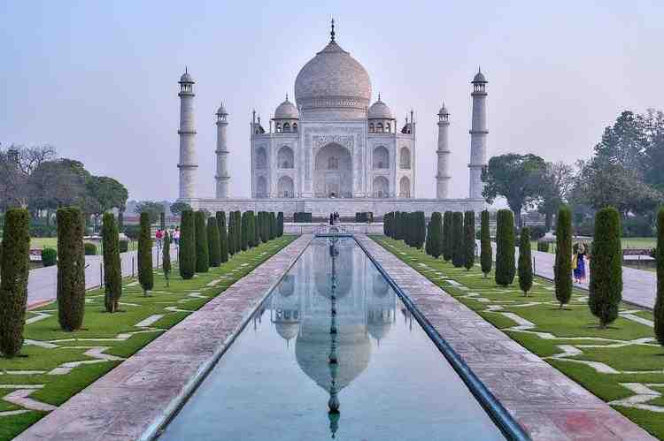 Знаменитый комплекс Тадж-Махал в Индии вновь открылся. Новые правила пугают туристов