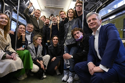 Олег Меньшиков (сверху слева) и актеры театра