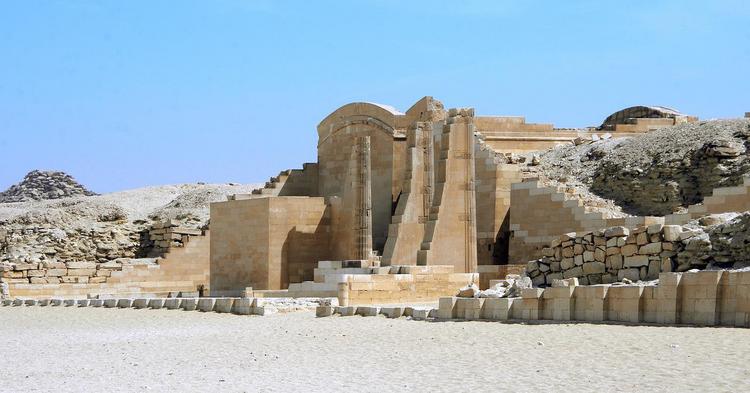 В Египте обнаружили еще один клад древних бронзовых статуй и саркофагов