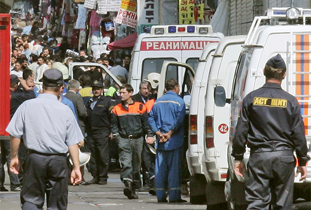 Сотрудники правоохранительных органов во время осмотра места взрыва на территории Черкизовского рынка. 21 августа 2006 года