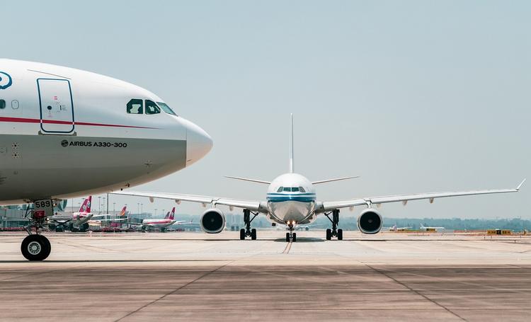 Boeing 737 успел уйти на второй круг, когда пилоты заметили на ВПП другой самолет