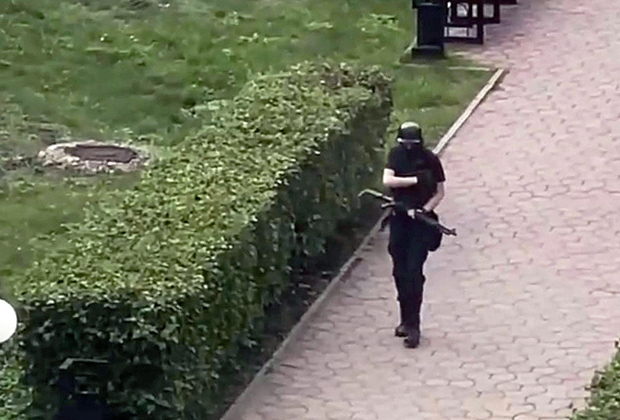 Тимур Бекмансуров с ружьем идет ко входу Пермского госуниверситета