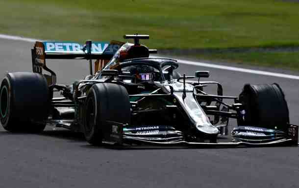 Хэмилтон финишировал первым на  трех колесах  в Великобритании