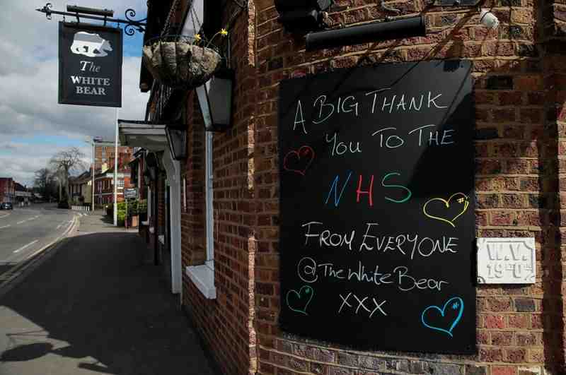 Слова благодарности Национальной службе здравоохранения Англии (NHS) на улицах города Броксбурн, Великобритания.