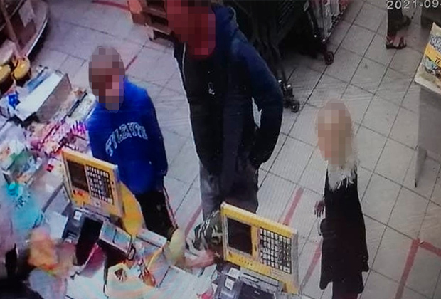 Виктор Пестерников с двумя девочками, которых вскоре убил