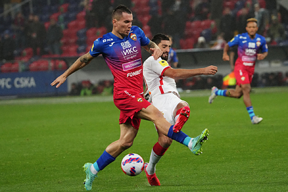Игрок ПФК ЦСКА Антон Заболотный  и игрок ФК «Спартак» Самуэль Жиго