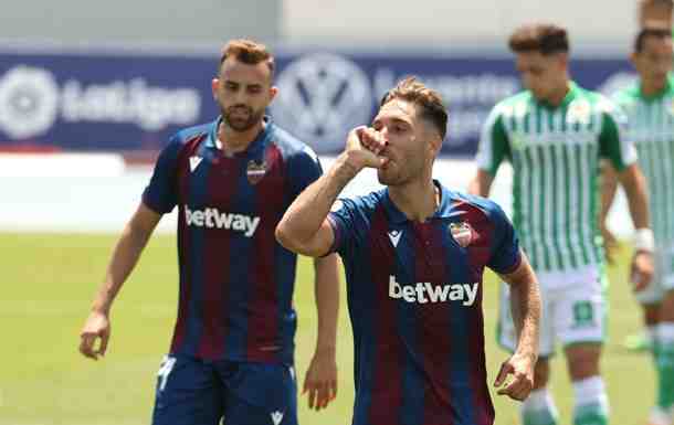 Леванте забил четыре гола Бетису в матче соседей по турнирной таблице