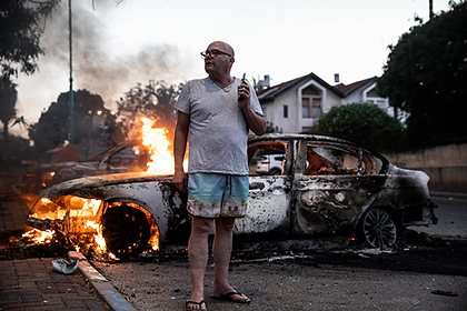 Горящие машины во время столкновений в израильском Лоде