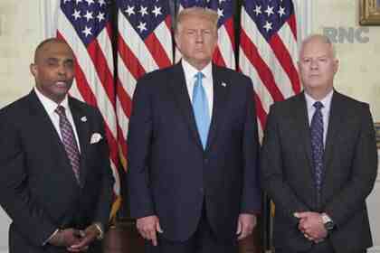 Слева направо: Джон Пондер, Дональд Трамп и специальный агент ФБР Ричард Бизли