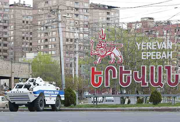 Ереван. БТР полиции на въезде в город