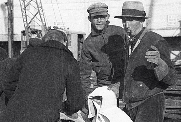 Иностранные специалисты консультируют советских инженеров на строительстве Нижегородского автомобильного завода — НАЗ (впоследствии Горьковский автозавод ГАЗ)