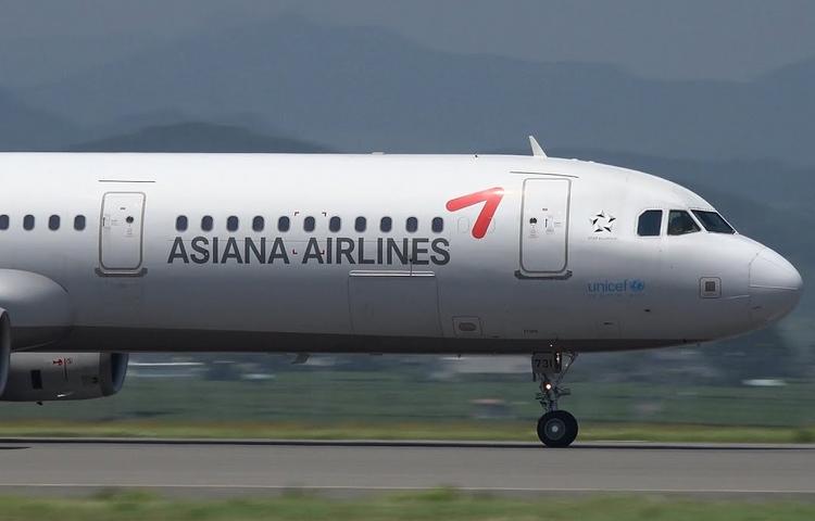 Пассажир открыл дверь летящего Airbus A321. Шесть человек попали в больницу