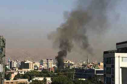 Дым поднимается от места, где на Амруллу Салеха попытались совершить покушение