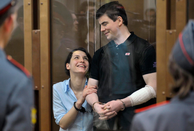 Евгения Хасис (слева) и Никита Тихонов во время оглашения приговора на заседании Мосгорсуда