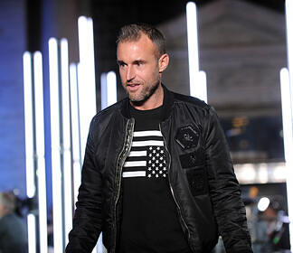 Дизайнер Филипп Плейн «возненавидел работать с геями» и получил судебный иск: Явления: Ценности: Lenta.ru