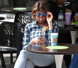 Власти Москвы уточнили правила посещения кафе и ресторанов по QR-кодам: Общество: Россия: Lenta.ru