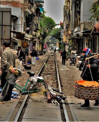 В Ханое власти закрывают кофейни, расположенные на знаменитой улице