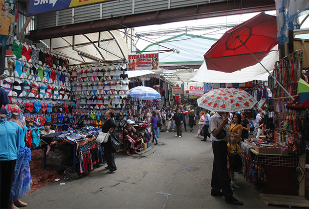 Торговля на Черкизовском вещевом рынке в Москве