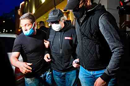 Михаил Ефремов (в центре)