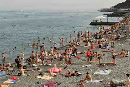 Отдыхающие на пляже в Ялте