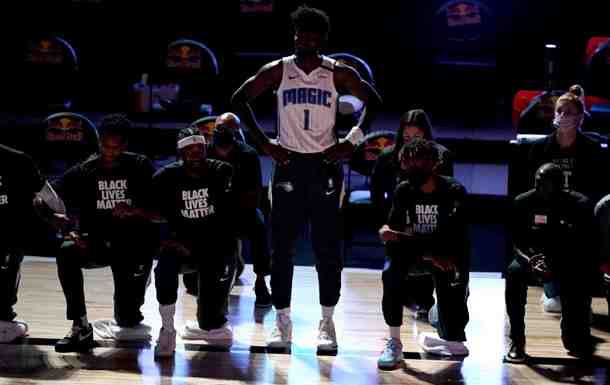 Не ставший на колено во время гимна баскетболист порвал крестообразную связку