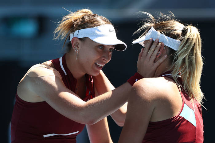 Паула Бадоса Хиберт благодарит Марту Костюк за игру