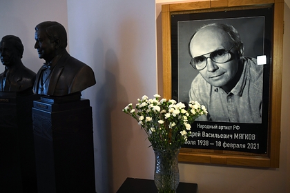 Портрет Андрея Мягкова в холле МХТ имени А. П. Чехова