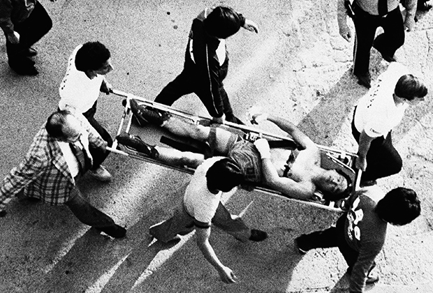 Ким Дук Ку уносят с ринга