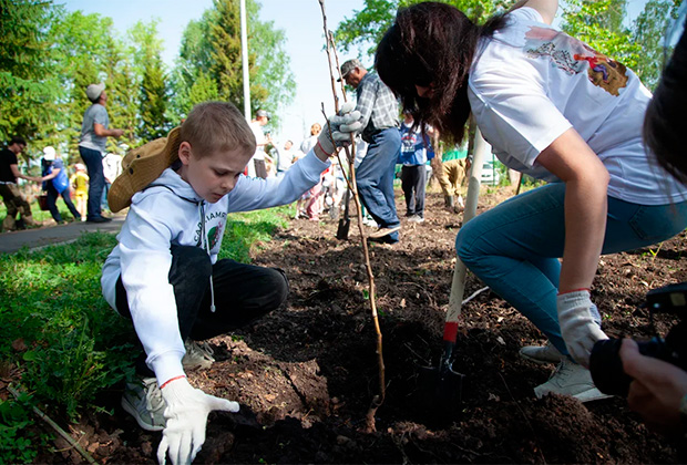Автора инициативы #СадПамятиВшколе, 12-летнего экоактивиста из Башкирии поддержал президент России Владимир Путин, а после —школьники со всей страны. Дерево в память о героях вместе с победителями Азиатской олимпиады высадил и глава Минпросвещения Сергей Кравцов.