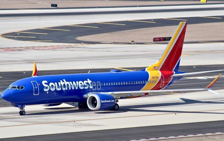 Boeing 737–700 вернулся в аэропорт вылета из-за проблем с левым двигателем