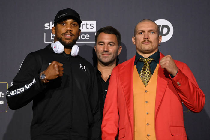 Александр Усик (справа) в костюме Джокера