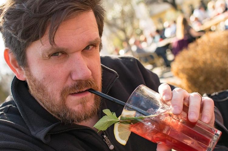 Почему в самолете пьянеют быстрее, и сколько алкоголя можно взять с собой в полет?