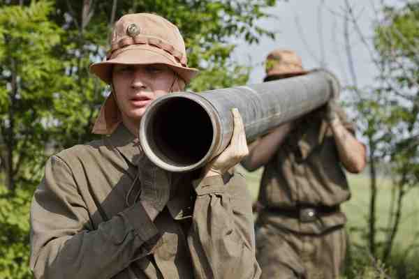 Российские военнослужащие на работах по монтированию водовода