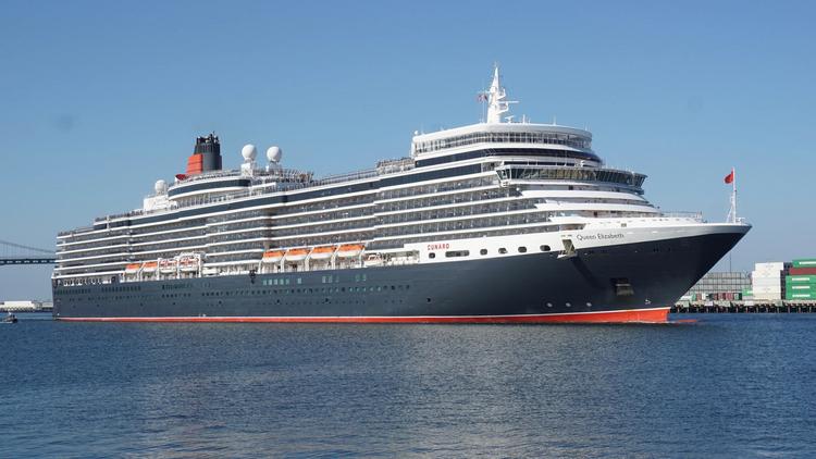 Рейс Cunard Queen Elizabeth развернули на полпути из-за вспышки COVID-19