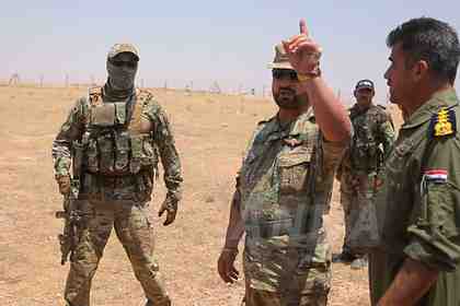 Военнослужащий ССО ВС России (слева)