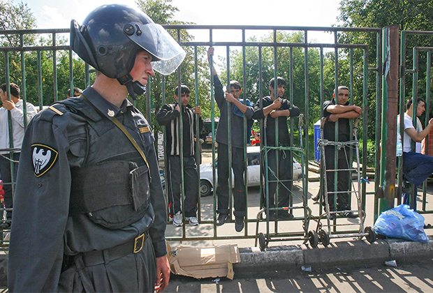 Сотрудник правоохранительных органов в оцеплении места взрыва на Черкизовском рынке. 21 августа 2006 года