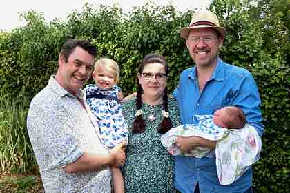 Алан Коутс, Энни Певерелль и Ал Ватт с детьми