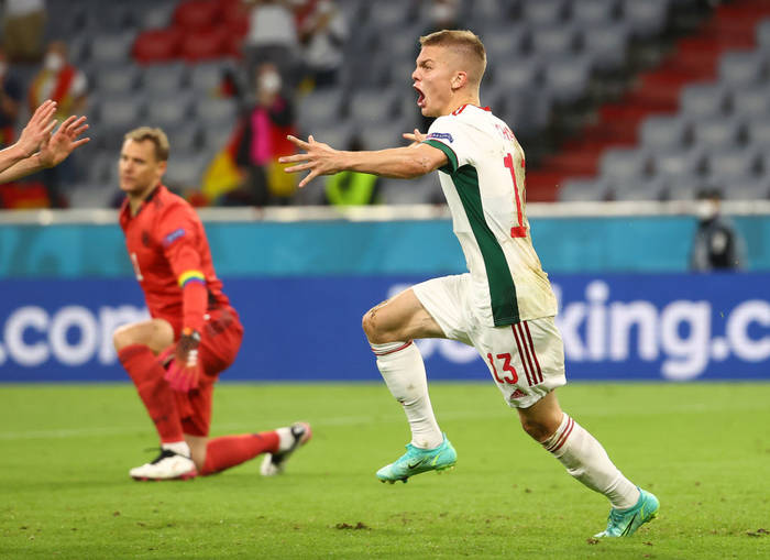 Ондраш Шефер празднует гол в ворота Нойера