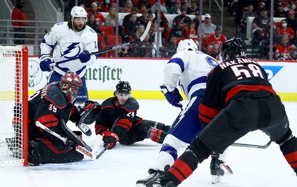 Кубок Стэнли: Вегас разгромно уступил Колорадо, Тампа обыграла Каролину