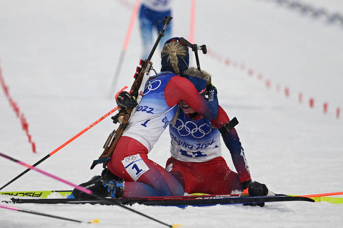 Марте Олсбю Ройселанд поздравляет Тирил Экхофф с бронзой