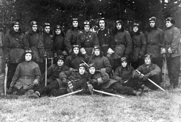 Разведывательно-диверсионная группа имени Александра Невского перед заброской в тыл противника. Комиссар Михаил Филоненко — седьмой слева в верхнем ряду. Подмосковье, поселок Кратово. Осень 1942 года