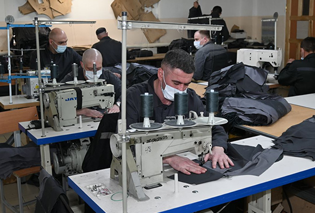 Заключенные за работой в швейном цехе