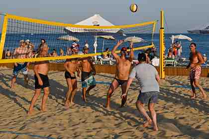 Отдыхающие на пляже в Сочи