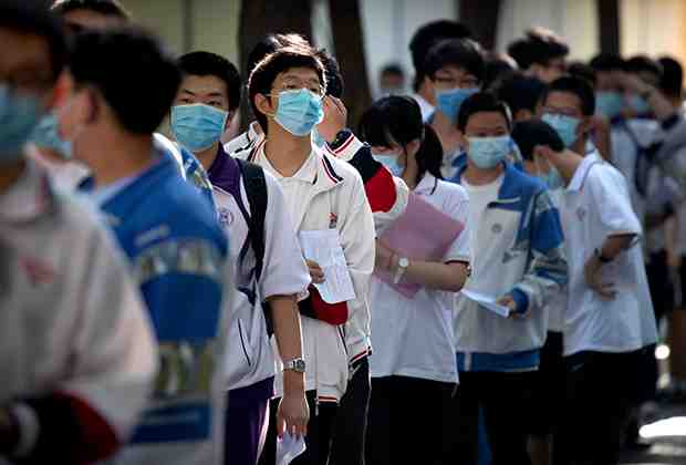 Учащиеся в масках в очереди на гаокао