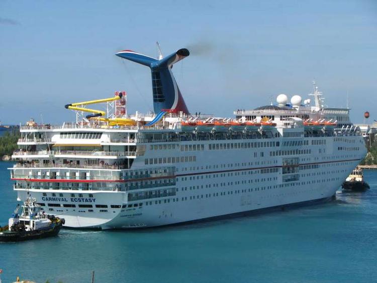 Еще один круизный лайнер отправился на утилизацию в Турцию