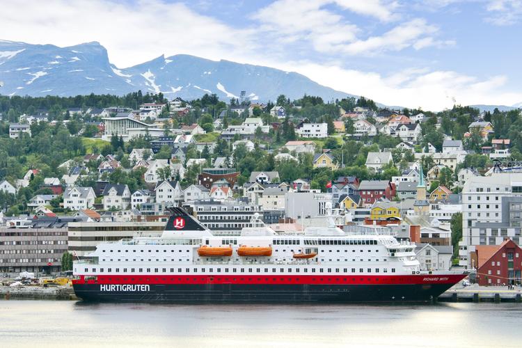 Норвежская компания Hurtigruten запускает первый гибридный корабль за 100 млн евро