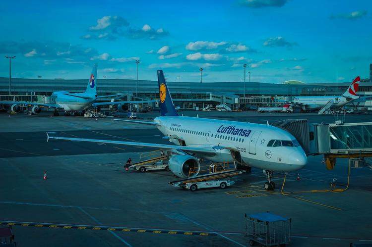 Аэропорт Праги назвал сроки отмены ограничений на провоз жидкостей в ручной клади