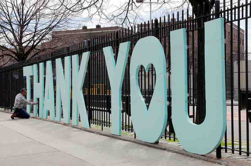 Благодарность работникам здравоохранения центра Элмхерст в Квинсе, Нью-Йорк, США. 