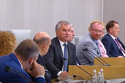 Вячеслав Володин (в центре)