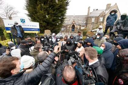 Протестующие и журналисты у школы Бэтли